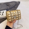 Borsa a tracolla trapuntata color oro champagne con stella di strass e catena metallica - Oro