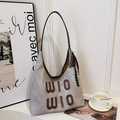 Borsa tote in tela grigia con manici in pelle marrone e scritte logo WIO WIO davanti - Con Ciondolo / Bianco Sporco