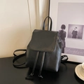 Mochila minimalista de piel sintética negra con cordón ajustable y correas finas - Negro