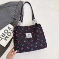 Zwarte nylon shopper met rode kersenprint en wit label voor damesmode - Zwart
