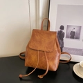 Mini mochila marrón vintage de cuero texturizado con cordón y cierre de solapa - Marrón