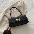 Sac baguette chic en cuir noir embossé crocodile avec fermoir doré en forme de D - Noir