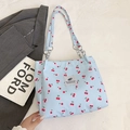 Lichtblauwe shopper met kersenprint en stijlvolle ketting schouderband voor dames - Blauw