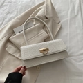Sac bandoulière baguette blanc chic avec texture croco et boucle en métal doré - Blanc