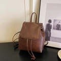 Mochila vintage minimalista en cuero marrón oscuro con textura de lichi y cierre de solapa - Marrón