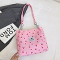 Roze shopper met rode kersenprint en zilveren kettingriem op lifestyle achtergrond - Roze