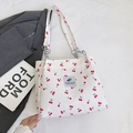 Witte canvas shopper met kersenprint, metalen kettingriem en modieuze tekstpatch - Wit