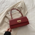 Sac baguette rouge effet crocodile avec boucle dorée et longue bandoulière chic - Rouge