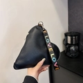 Borsa a cuore in pelle nera a grana con tracolla ricamata scritta LOVE - Nero
