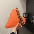 Pochette a cuore arancione in pelle martellata con cinturino ricamato LOVE - Arancione