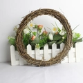 Natürlicher Rattankranz für Weihnachts-DIY-Handwerk an weißem Holzzaun - 10cm