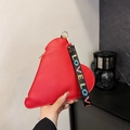Pochette rossa a forma di cuore con trama litchi e cinturino stampato LOVE LOVE - Rosso