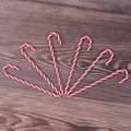 Set van 6 rood-witte spiraal zuurstokken op donker hout voor de kerstboomversiering - Zuurstok Hanger