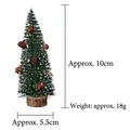 Detailansicht eines 10cm Mini-Weihnachtsbaums mit Tannenzapfen und Holzsockel - 10cm