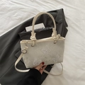 Piccola borsa quadrata beige con ricamo a farfalla ed eleganti manici annodati - Bianco