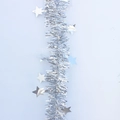 Detail der silbernen Weihnachtsgirlande mit glänzenden Sternen auf hellblauem Grund - Silber