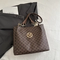 Braune Shopper-Tasche mit Monogramm-Muster, Goldkette und M-Logo für das Büro - Braun