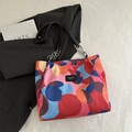 Borsa sottobraccio in nylon con stampa geometrica a pois colorati e catena - Nero