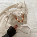 Bolso saco color crema en cuero PU con asa de mármol naranja y correa ajustable fina - Blanco