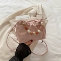 Bolso bombonera rosa chic con brillo de seda y asa de cuentas elegante en luz suave - Rosa