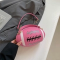 Sac à main rose en forme de rugby avec rayures blanches et bandoulière chaîne dorée - Grand / Rose Rouge