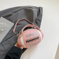 Sac bandoulière rose en forme de rugby avec chaîne dorée et détails de rayures blanches - Grand / Rose Clair