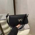Borsa sottobraccio minimalista in pelle nera con elegante fibbia a fiocco dorato - Nero