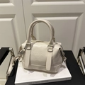 Elegante bolso Boston de ecocuero blanco crema con letras grabadas y bandolera - Blanco