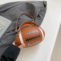 Sac bandoulière marron en forme de football américain avec chaîne dorée et logo Rubgby - Marron