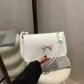 Borsa sottobraccio in ecopelle bianca con fibbia a fiocco dorato e tracolla annodata - Bianco