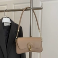 Beige kunstlederen schoudertas met grote gouden gesp en metalen kettingriem - Khaki