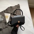 Piccola borsa a tracolla nera moderna con patchwork testurizzato e fibbia d'oro - Nero