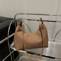 Bolso hobo tejido minimalista en caqui con correa de cuero y detalles de ganchos metálicos - Marrón