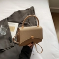 Borsa a tracolla quadrata kaki con patta intrecciata e tracolla regolabile - Cachi