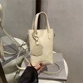 Borsa quadrata minimalista bianco crema con manico e ciondolo a forma di cagnolino - Bianco