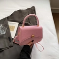 Piccola borsa quadrata rosa di tendenza con patta testurizzata e chiusura dorata - Rosa