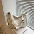 Borsa tote beige a mezzaluna in nylon con ampia tracolla regolabile moderna - Bianco