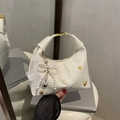 Bolso tipo almohada blanco brillante con detalle de garra dorada y lazo de perlas - Con Colgante / Blanco
