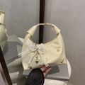 Bolso de piel charol crema con tachuelas doradas y lazo de encaje con perlas - Con Colgante / Amarillo