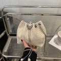 Elegante bolso tipo cubo trenzado en blanco crema con mariposa y cordón de perlas - Blanco Tejido