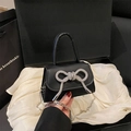 Elegante schwarze Mini-Handtasche mit funkelnder Strass-Schleife und Silberkette - Schwarz