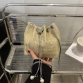 Bolso tipo cubo de paja beige con colgante de mariposa y cadena de perlas - Caqui Tejido