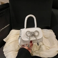 Weiße Mini-Handtasche aus Leder mit funkelnder Strass-Schleife und Metall-Schulterkette - Weiß