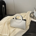 Weiße Mini-Handtasche mit Krokodilmuster und rundem Griff für einen eleganten Look - Weiß