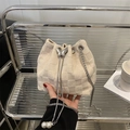Bolso cubo chic color crema a cuadros con hebilla de mariposa plateada y cordón de perlas - Terciopelo Blanco a Cuadros