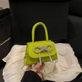 Fluoreszierende grüne Mini-Handtasche mit Strass-Schleife und silberner Kette - Grün