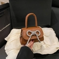 Mini sac à main marron avec un nœud en strass brillant et une bandoulière en chaîne - Marron