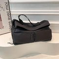 Sac bandoulière minimaliste en nylon noir avec poches zippées et sangle réglable - Noir