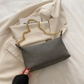 Borsa a cuscino minimalista in tessuto nero e grigio con tracolla a catena oro - Nero