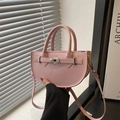 Bolso de montura en cuero rosa con hebilla plateada y correa ajustable de hombro - Rosa
